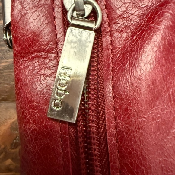 Hobo Womens Clutch Purse Wallet Magenta Leather Magnetic Bifold - Picture 3 of 13